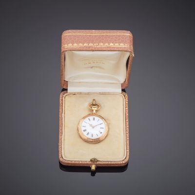 une petite boîte contenant une montre