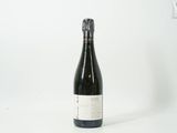 une bouteille de vin posée sur une table