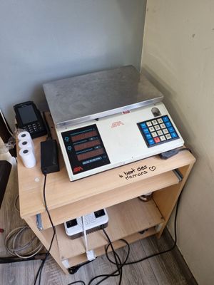une image représentant une table sur laquelle se trouve une calculatrice