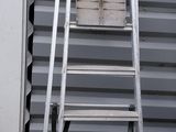 une échelle appuyée contre un immeuble