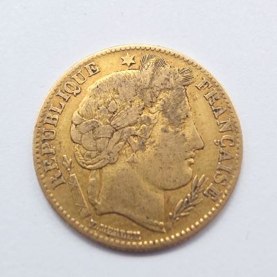une pièce d'or ornée d'une tête de femme