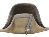 un chapeau posé sur une table