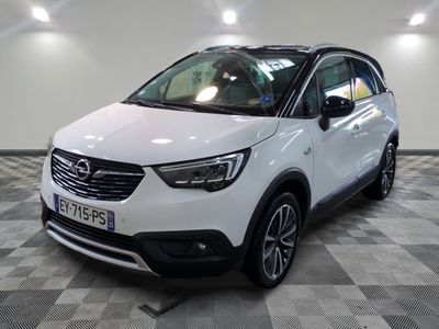 la voiture blanche est garée dans une grande pièce au sol en damier