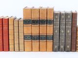 de nombreux livres alignés les uns à côté des autres sur une étagère