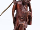 une image représentant une statue de femme tenant une lampe posée sur un socle