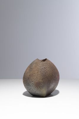 un petit vase posé sur une table