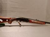 un fusil posé sur une table
