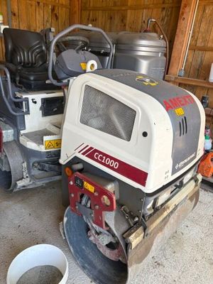 une petite machine qui se trouve dans un garage