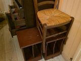 une chaise placée à côté d'une table dans une pièce
