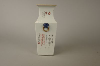 un vase blanc orné d'un anneau bleu