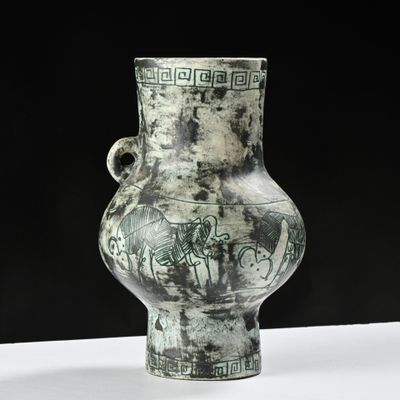 un vase orné d'un motif posé sur une table