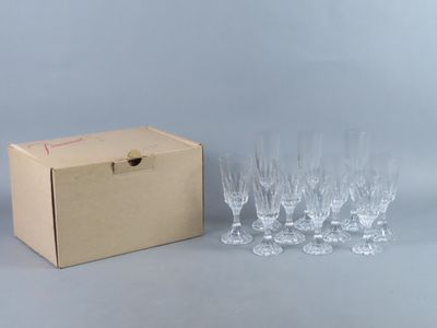 six verres à vin posés devant une boîte de verres à vin