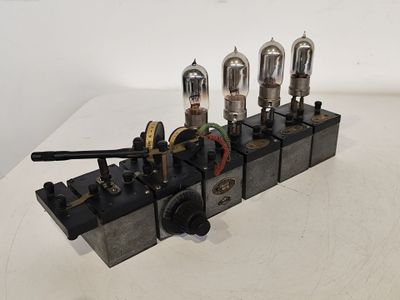 un gros plan d'un objet métallique posé sur une surface blanche