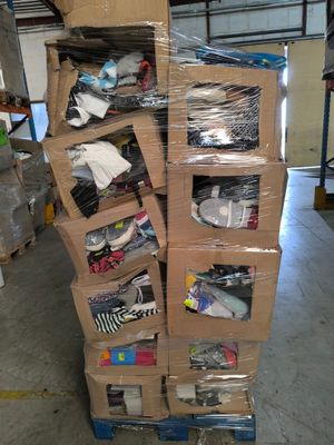 de nombreux cartons empilés les uns sur les autres dans un entrepôt