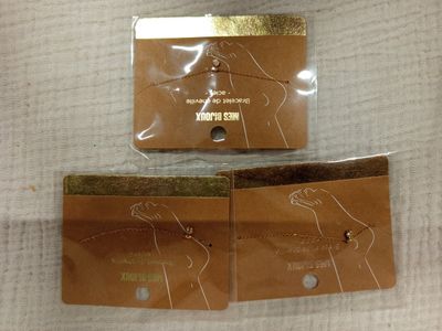 deux cartes marron sur lesquelles figure l'image d'une femme