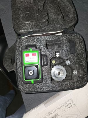 une mallette contenant un appareil, posée sur une table