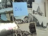 une pile de vieilles photos posée sur une table, avec un mot dessus