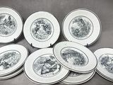 six assiettes ornées de motifs en noir et blanc, posées sur une table
