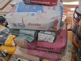 une pile de cartons et d'outils posée sur une palette