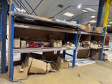 de nombreux cartons et boîtes sur les étagères de l'entrepôt