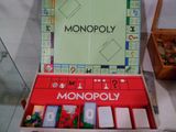 un jeu de Monopoly dans une boîte posée sur une table