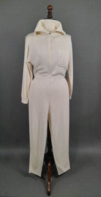 une photo d'une combinaison blanche pour femme posée sur un mannequin