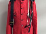 uniforme d'officier britannique rouge et noir présenté sur un mannequin