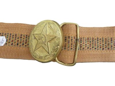 une image représentant une ceinture ornée d'une boucle en forme d'étoile dorée