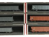 six wagons sont représentés dans un cadre sur un fond blanc