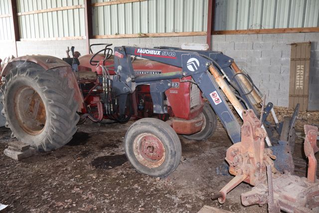 Tracteur agricole Mc Cormick International 523 équipé d’une fourc...