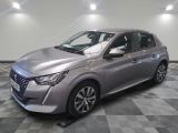 la voiture argentée est garée sur le sol à carreaux d'une pièce