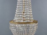 un lustre en or et en cristal suspendu au plafond