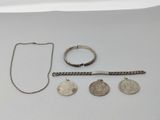 beaucoup de bijoux en argent sur une surface blanche