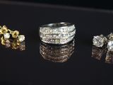 trois types différents de bagues en diamant sur un fond noir