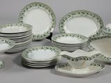 beaucoup d'assiettes, de tasses et de soucoupes sur la table
