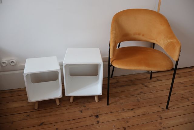 Deux chevets modernes en résine, fauteuil velours jaune sur piète...