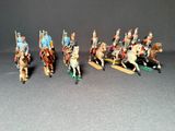 de nombreuses figurines représentant des soldats à cheval