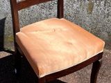 une chaise en bois dont l'assise est de couleur beige