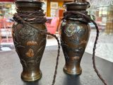 deux vases posés sur une table