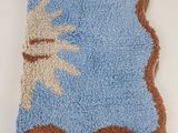 un tapis bleu et marron sur lequel est représenté un arbre