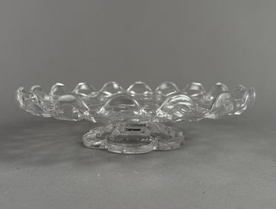 un bol en verre ancien orné d'un motif décoratif sur le fond