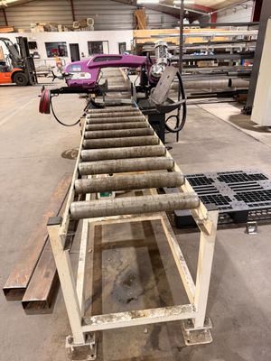 une image d'une bande transporteuse dans une usine
