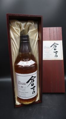 une photo d'une bouteille de whisky dans un coffret en bois