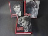 trois livres sur lesquels figure l'image d'une femme, posés sur une table