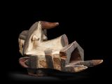une photo d'une sculpture en bois représentant un bateau, munie d'une poignée en bois