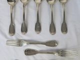 six cuillères et six fourchettes en argent sont disposées sur une nappe blanche