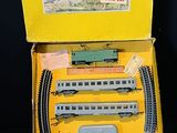 une boîte contenant un train sur une table
