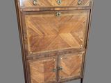 une photo d'une armoire en bois avec un plateau en marbre et des tiroirs