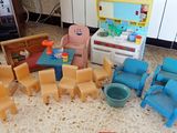 beaucoup de jouets posés sur le sol