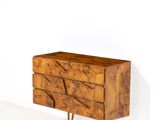 une photo d'une commode en bois à trois tiroirs